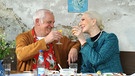 Dahoam is Dahoam: Joseph (Michael Vogtmann) und Barbara (Désirée Nick) verbringen bei ihrem Ausflug schöne Stunden miteinander.  | Bild: BR/Marco Orlando Pichler