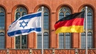 Israelische und Deutsche Flagge vor dem Roten Rathaus in Berlin | Bild: picture alliance / Daniel Kalker | Daniel Kalker