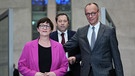 Saskia Esken (l-r), Parteivorsitzende der SPD, Lars Klingbeil, Fraktionsvorsitzender der SPD und Bundesvorsitzender, und Friedrich Merz, Kanzlerkandidat der Union, Fraktionsvorsitzender der Union und Bundesvorsitzender der CDU. | Bild: picture alliance/dpa | Kay Nietfeld