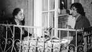 Zum letzten Mal sitzt Oma Häusler (Therese Giehse, links) mit ihrem Enkel Tscharli (Günther Maria Halmer) auf dem Balkon ihrer alten Wohnung. Auf sie wartet ein Zimmer im Altenheim, auf Tscharli ein winziges Appartement in Schwabing. | Bild: BR/Intertel Television GmbH