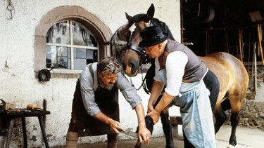 Beim Hufschmied (Willy Harlander, links) | Bild: BR/Foto Sessner