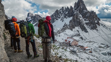 Unterwegs zu Klettersteigen rund um die Drei Zinnen | Bild: BR/Philipp Winnige