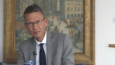 Schweinfurts Oberbürgermeister Sebastian Remelé (CSU) erklärt die Sparmaßnahmen. | Bild: BR