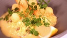 Spitzkohlsalat mit Tempura-Garnelen. | Bild: BR/Frank Johne