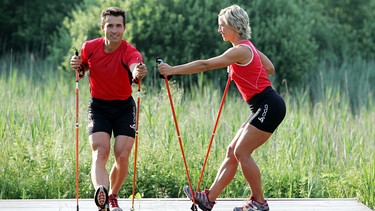 Überall auf Straßen, Wiesen und Feldern sieht man sie im schnellen Schritt: die Nordic Walker. Peter Schlickenrieder zeigt, wie man diese Sportart abwechslungsreich gestalten und sich damit optimal auf den Wintersport vorbereiten kann. | Bild: BR/PSE Film + Video GmbH/Sammy Minkoff Überall auf Straßen, Wiesen und Feldern sieht man sie im schnellen Schritt: die Nordic Walker. Peter Schlickenrieder zeigt, wie man diese Sportart abwechslungsreich gestalten und sich damit optimal auf den Wintersport vorbereiten kann. | Bild: BR/PSE Film + Video GmbH/Sammy Minkoff