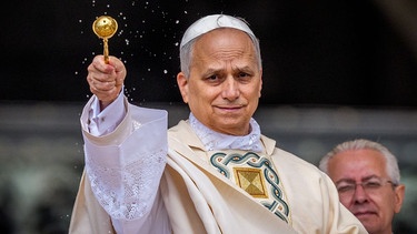 Der neue Papst Leo XIV. segnet mit Weihwasser bei seiner Amtseinführung auf dem Petersplatz. | Bild: picture alliance/dpa | Michael Kappeler