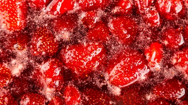 Erdbeeren und Gelierzucker in einem Topf, Nahaufnahme der saftigen Masse | Bild: mauritius images / Dmytro Sidashev / Alamy / Alamy Stock Photos