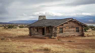 50 States - Dirk Rohrbach in New Mexico: Holzhütte für Hollywoodproduktion City Slickers. | Bild: BR/Dirk Rohrbach