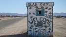 50 States: Dirk Rohrbach bereitet sich in Slab City, Kalifornien, auf seine Missouri-Reise vor. Neben der Hauptstraße steht eine Bretterbude mit der Aufschrift "Last free place on earth" | Bild: BR/Dirk Rohrbach