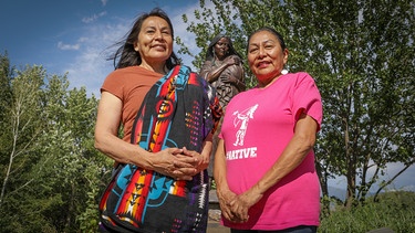 Shoshone Sisterhood - Rosina und Roseann Abrahamson vor einer Statue von Sacajewea in Salmon, Idaho | Bild: BR/Dirk Rohrbach
