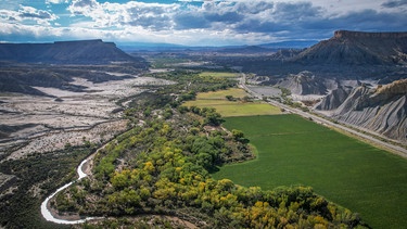 Grüne Oase - Der Fremont River ermöglicht mitten in der Wüste ertragreiche Landwirtschaft. | Bild: BR / Dirk Rohrbach