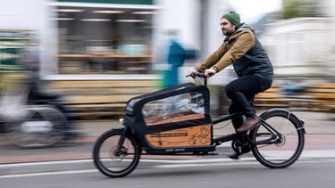 Klimafreundlich, platzsparend, leise - immer mehr Menschen entdecken Lastenfahrräder als alternatives Transportmittel. Auch viele Städte unterstützen die Anschaffung.  | Bild: dpa-Bildfunk/Sina Schuldt