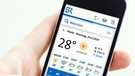 Smartphone mit BR Wetterangebot im Display | Bild: colourbox.com; Montage: BR